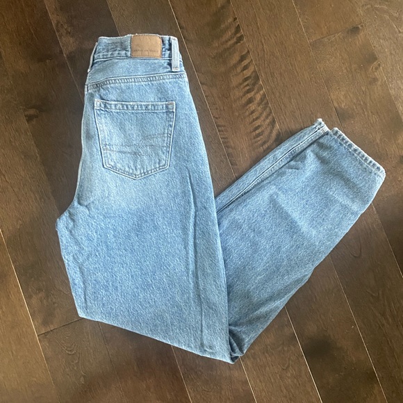 Women’s AMERICAN EAGLE mom jeans - Picture 2 of 4